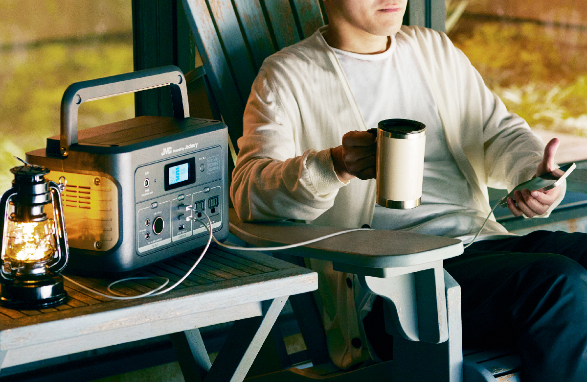 イラスト：ポータブル電源のモデル別と機器別に給電回数と使用時間の目安を示した表